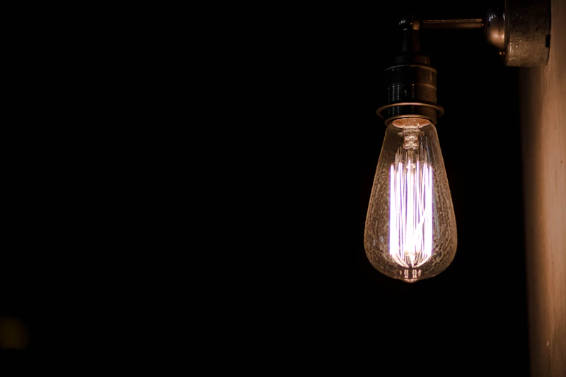Lámpara colgante minimalista encendida