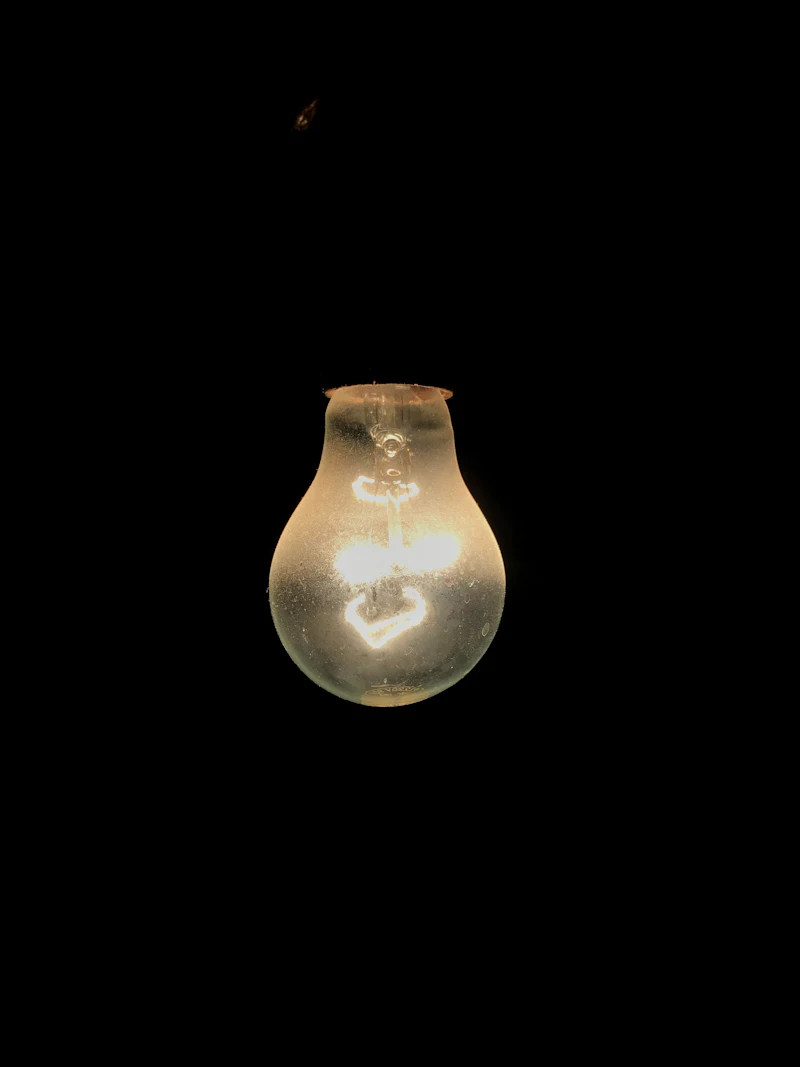 Lámpara encendida sobre fondo oscuro
